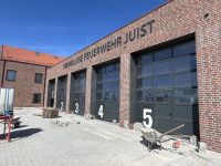 Bild 0 von Maizeit ist Bauzeit: Ausfahrt für die Drehleiter