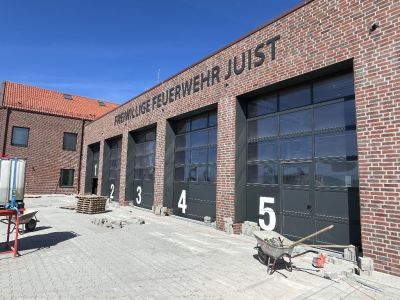 Bild 0 von Maizeit ist Bauzeit: Ausfahrt für die Drehleiter