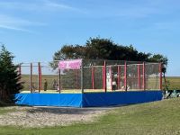Bild 0 von Schüler hüpfen vor Freude – Trampolinspringen auf Hafenspielplatz