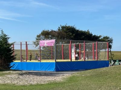 Bild 0 von Schüler hüpfen vor Freude – Trampolinspringen auf Hafenspielplatz