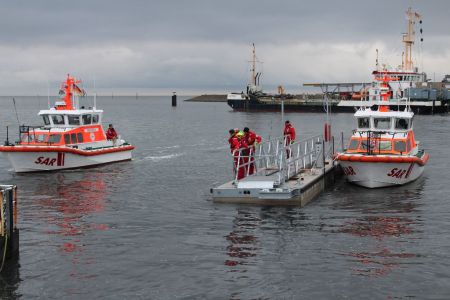 Bild 0 von Neuer Schwimmsteg für Juister Seenotretter ist angekommen